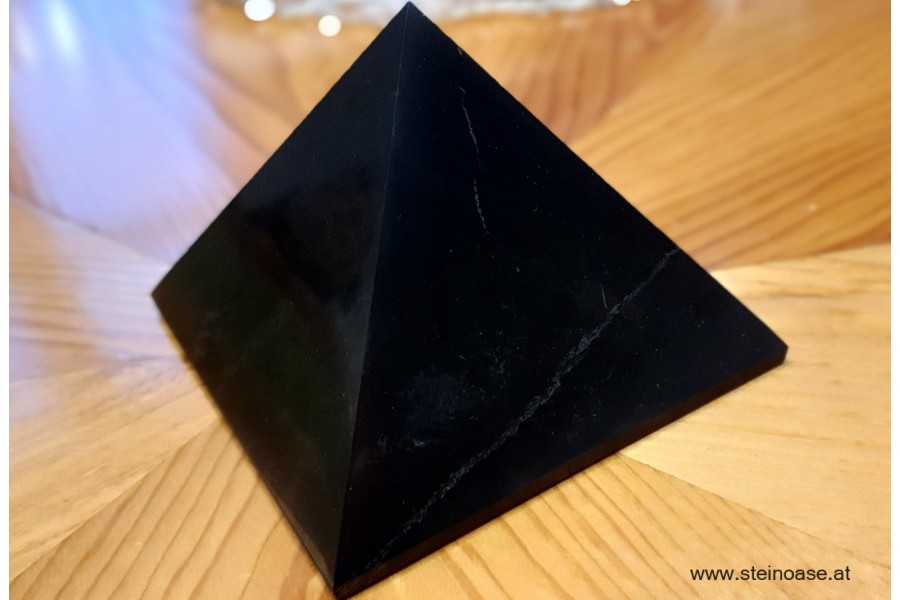 Schungit Pyramide 'poliert'  150mm 